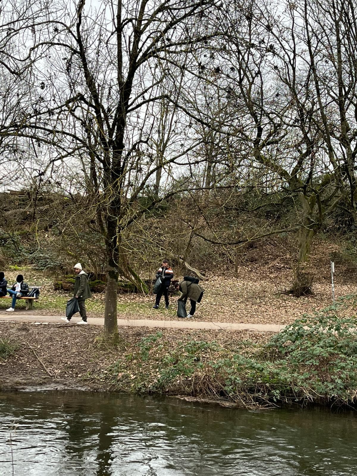 3 Mitglieder die an der Alb Müll aufheben