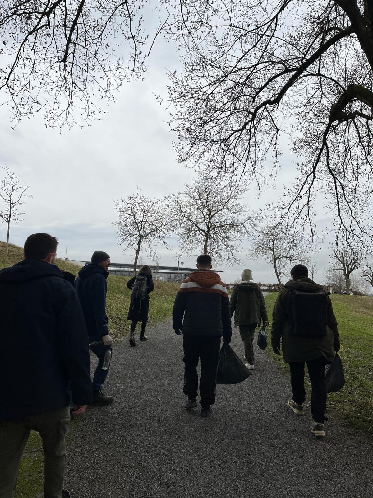 Gruppe von hinten auf dem Nachhauseweg